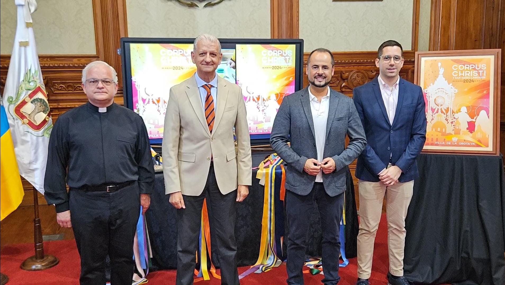 alcalde y concejal del fiestas junto a párroco y autor cartel
