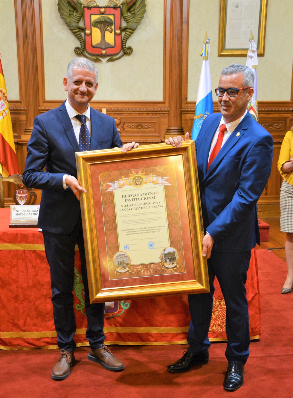 La luz eléctrica hermana a La Orotava y Santa Cruz de La Palma     El Salón Noble del Consistorio orotavense acogió en la tarde-noche de este miércoles [27 de febrero] la ratificación del hermanamiento entre Santa Cruz de La Palma y La Orotava por ser los dos primeros municipios en contar con luz eléctrica en sus calles y plazas. Justo hace dos meses atrás tuvo lugar este primer acto de hermanamiento en el Ayuntamiento de la capital palmera. El acto fue presidido por el alcalde de Santa Cruz de La Palma, Se
