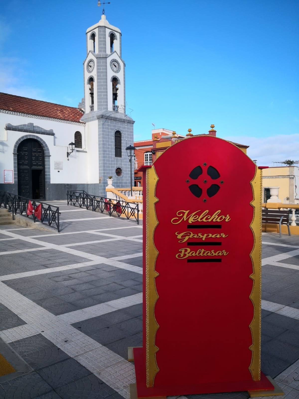 El Ayuntamiento de La Orotava ha colocado los buzones para que los niños puedan dejar sus cartas a los Reyes Magos Desde este viernes se han distribuido por las principales zonas comerciales del municipio villero los buzones para que los más pequeños de la casa puedan hacer ya sus encargos a los Reyes Magos de Oriente