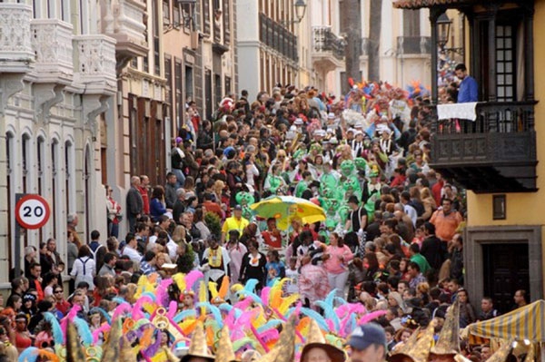 Publicadas las bases del concurso para el Cartel del Carnaval 2021 La Concejalía de Fiestas del Ayuntamiento de La Orotava indica que el tema central será “El Poder del Color y la Alegría del Carnaval” y el premio al ganador asciende a 400 euros