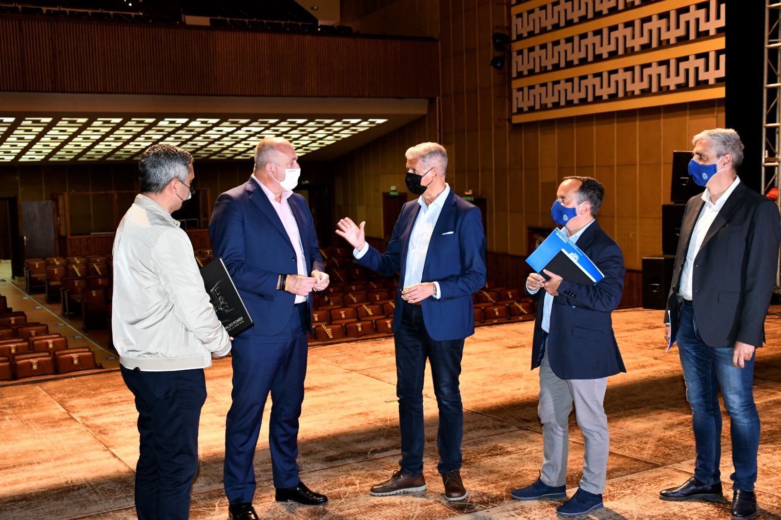 Cabildo y Ayuntamiento de La Orotava trabajan en la reforma del Auditorio Teobaldo Power El vicepresidente primero y consejero de Cultura, Enrique Arriaga, ha visitado hoy, junto al alcalde de La Orotava, Francisco Linares, esta infraestructura cultural, cuyas obras costarán más de seis millones de euros y que sufragarán ambas administraciones públicas