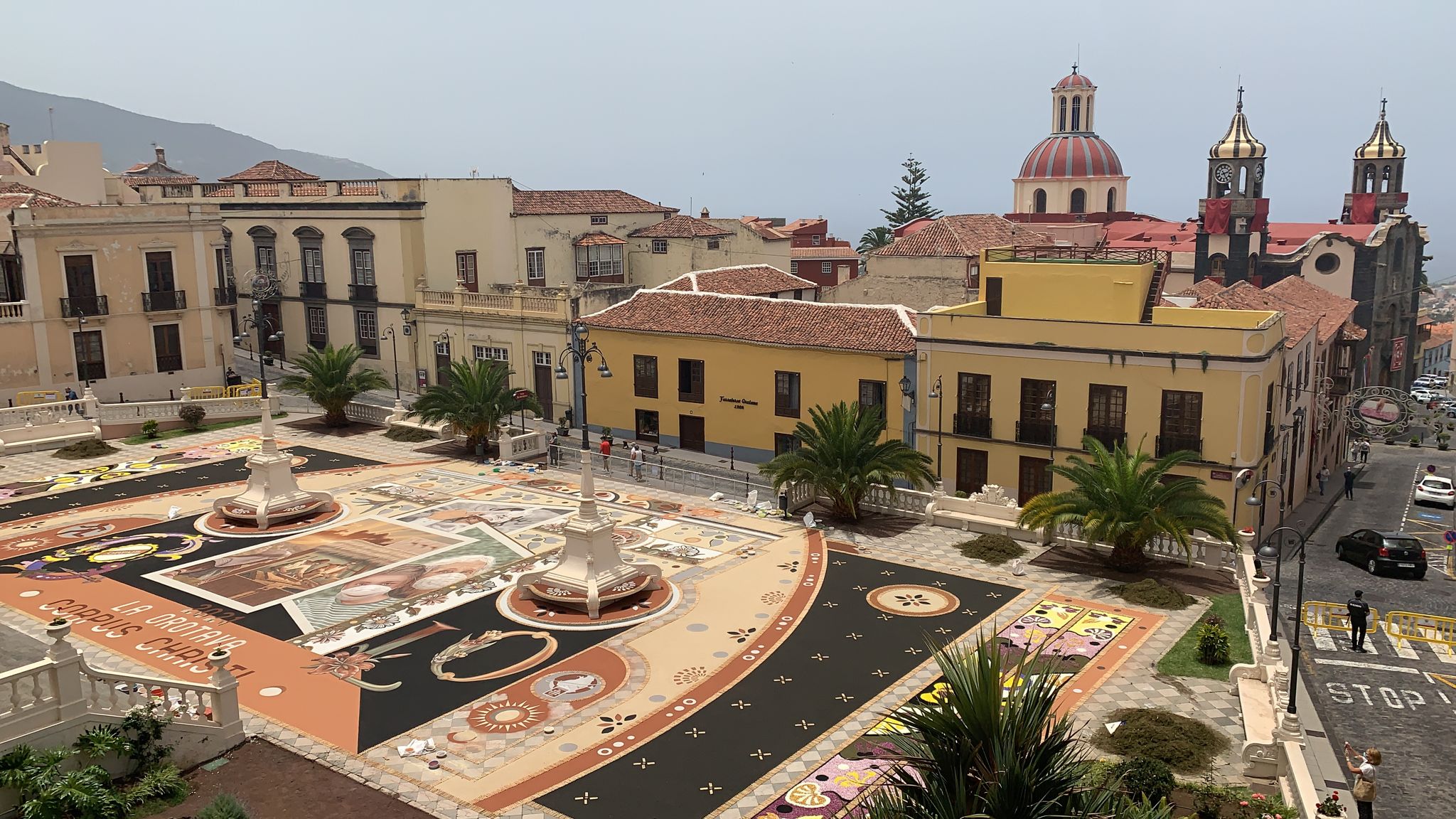 El Magno Tapiz luce con esplendor en la Plaza del ayuntamiento Alfombra histórica con representación de las dos modalidades del Arte Efímero villero