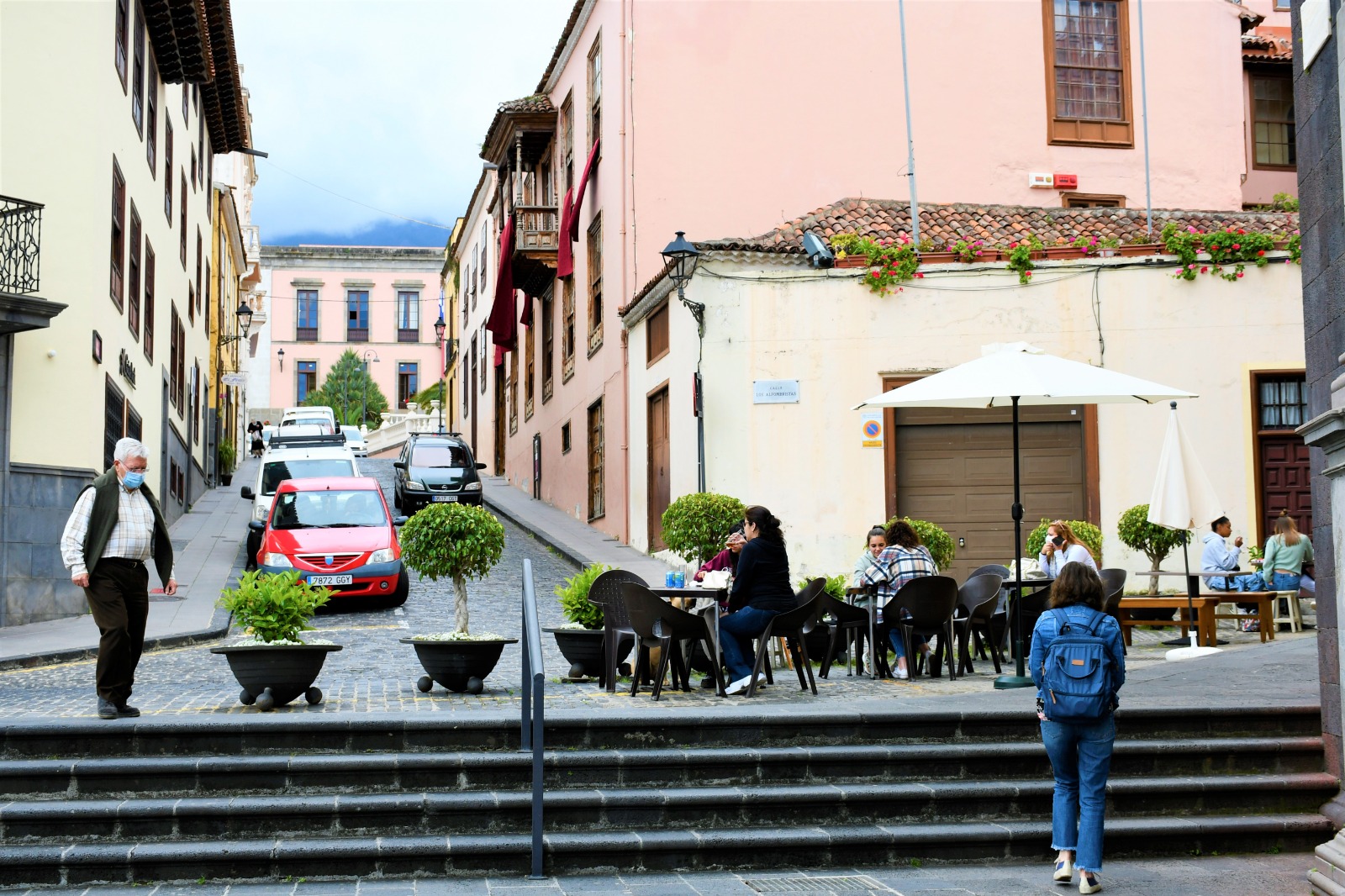 La Orotava concede de nuevo ‘autorizaciones exprés’ para que bares y restaurantes sin terraza puedan ocupar temporalmente la zona exterior y subsistir Se permitirá la ocupación de la vía pública en los casos en que sea posible, y se pueda anular aparcamientos frente al negocio