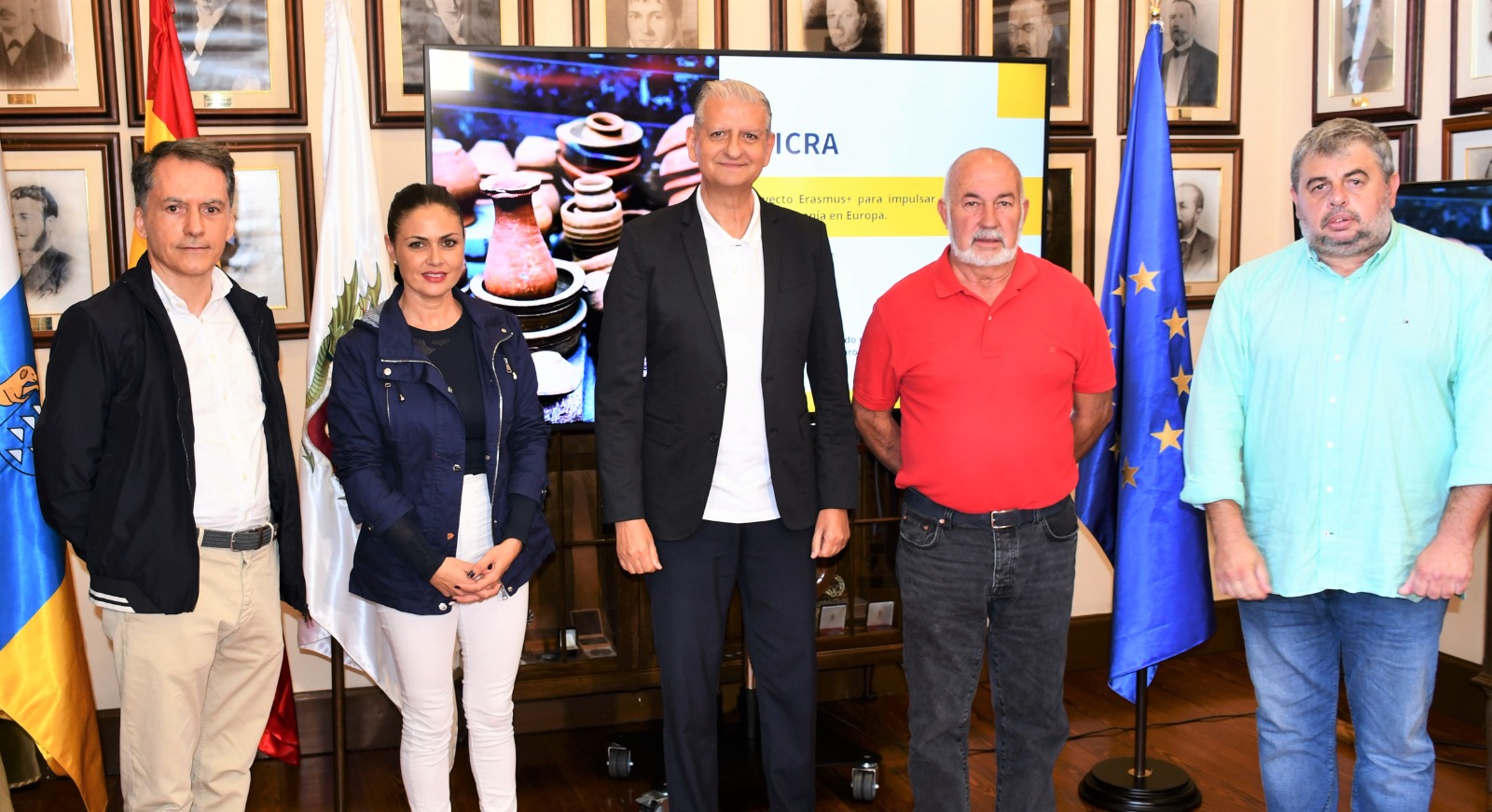 Alcalde junto a concejal y asociación Pinolere en la rueda de prensa