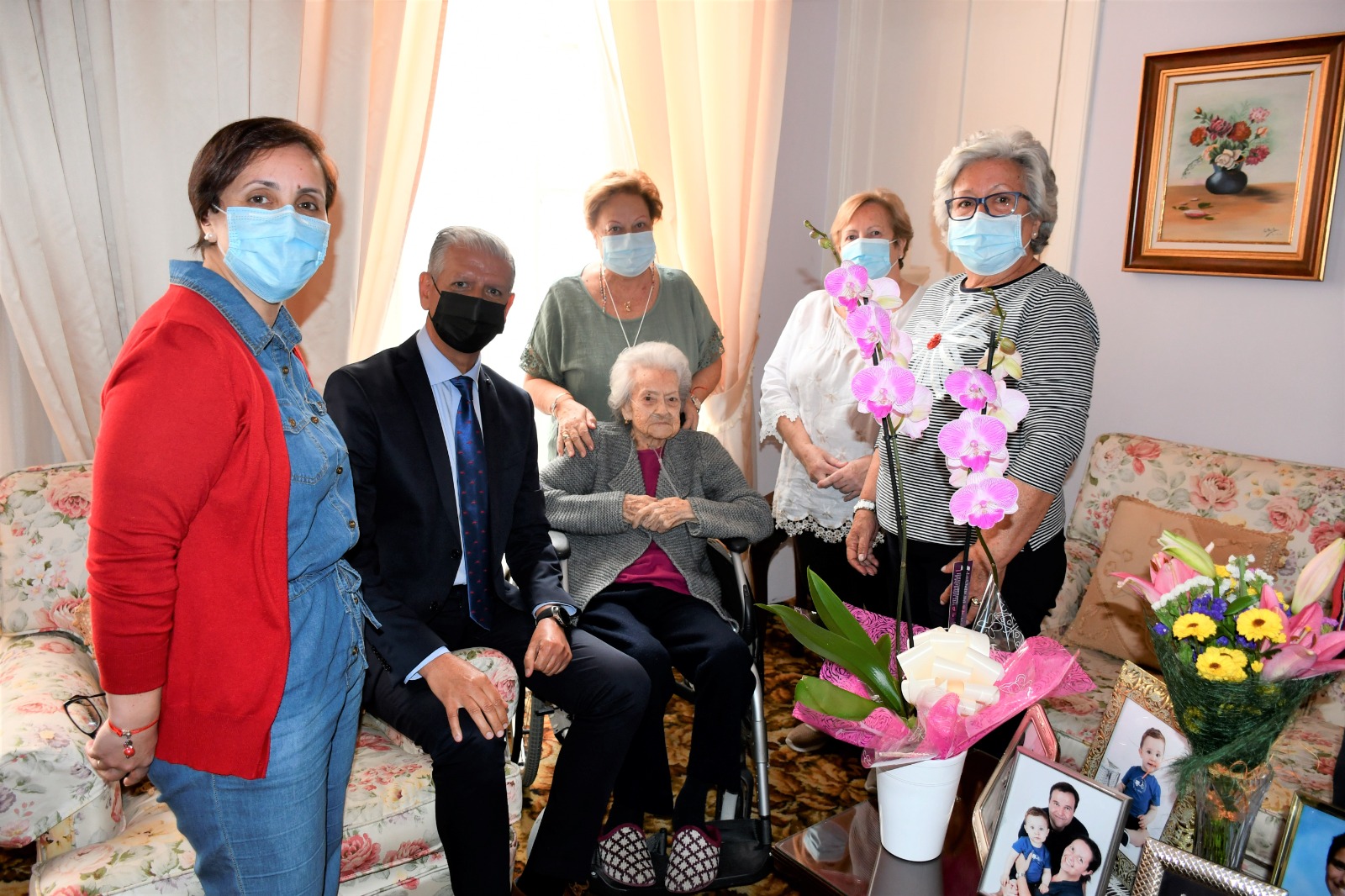 El alcalde de La Orotava visita a Lilia Estévez, primera ‘Miss Liceo Taoro” en 1935 La imagen de este significativo momento para esta villera, quien cumplió hace unos meses 103 años, luce estos días en la propia sociedad cultural enmarcada en la exposición ‘Sentir las Fiestas en el corazón’ con fotografías de las veinte últimas reinas y romeras
