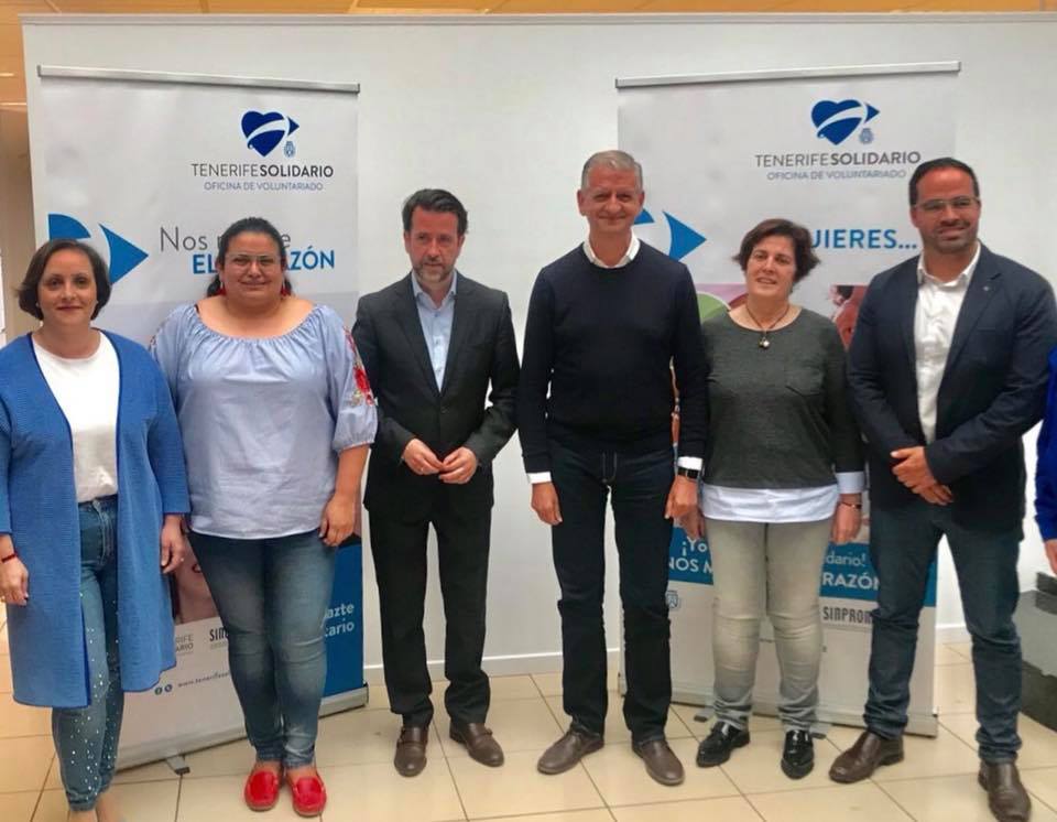 Autoridades en el punto de información de voluntariado en La Orotava archa un punto de información de voluntariado en el Norte de la Isla
