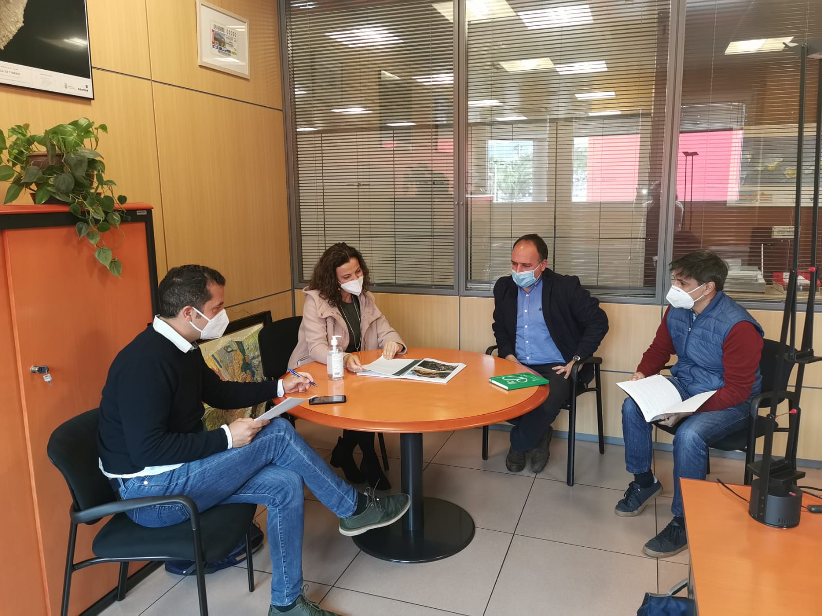 Se retoman los trabajos de custodia del territorio en La Hondura El concejal de Medio Ambiente y Cambio Climático del Ayuntamiento de La Orotava, Luis Perera, mantuvo una reunión con la Consejera Insular de Gestión del Medio Natural y Seguridad, Isabel García, donde se trataron varios asuntos de interés para el municipio