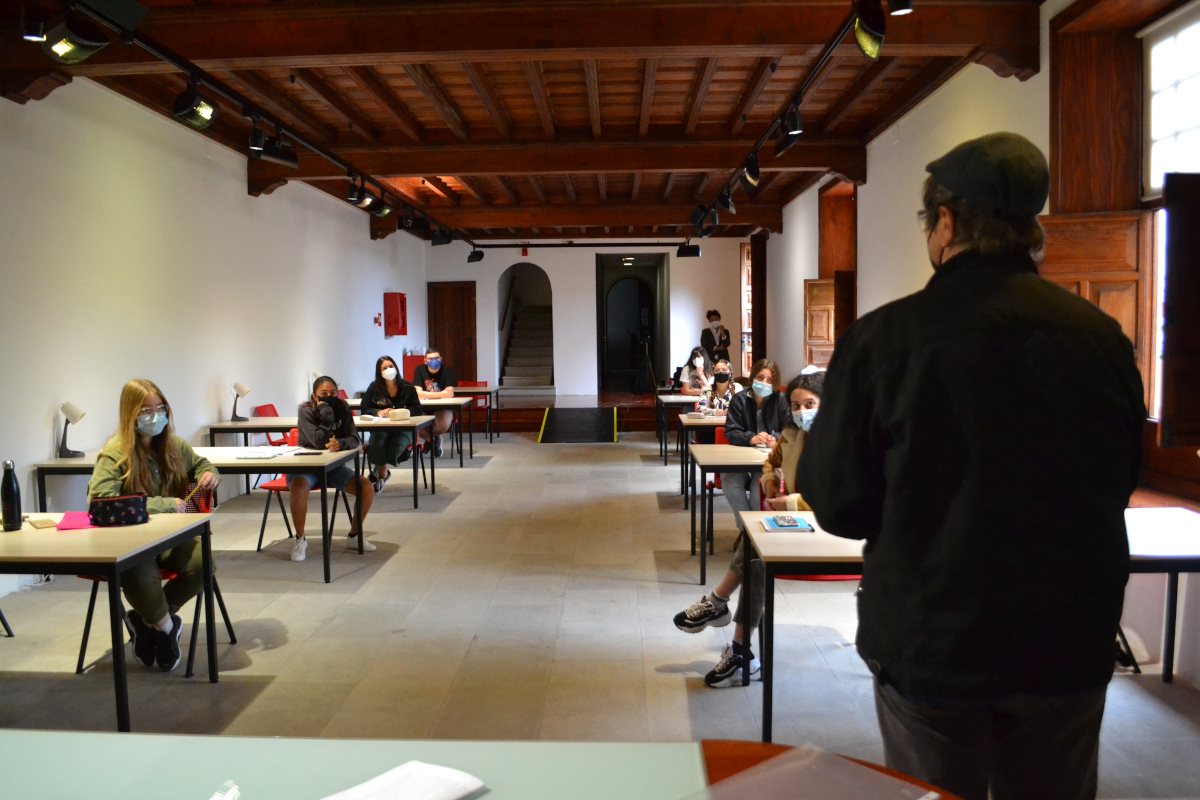 Las V Jornadas Cervantinas imparte en el MAIT un taller de escritura creativa a estudiantes de Bachillerato El escritor José María Espinar, premio Iberoamericano Verbum de Novela 2020, es uno de los docentes que imparte esta formación