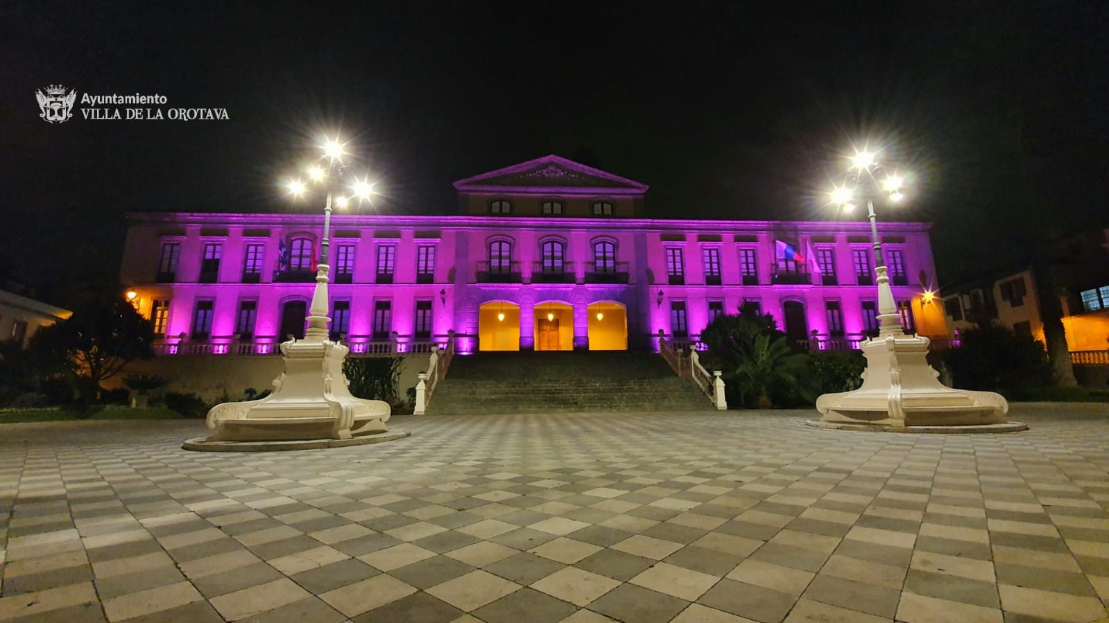 LA FACHADA DEL AYUNTAMIENTO SE ILUMINA DE VIOLETA POR EL DÍA DE LA MUJER El consistorio de La Orotava procedió a su iluminación nocturna con el color que simboliza la reivindicación feminista, con el objetivo de expresar su apoyo firme y unánime a la eliminación de las barreras que favorecen la discriminación.