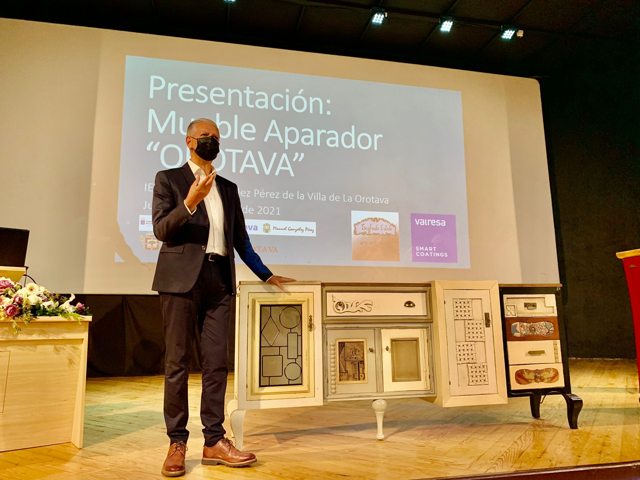 El IES La Orotava – Manuel González Pérez organiza una jornada orientada a los muebles y la madera El alcalde de la Villa, Francisco Linares, estuvo presente en el acto de presentación, acompañado por la concejala de Formación, Empleo, Parques y Jardines, Deisy Ramos