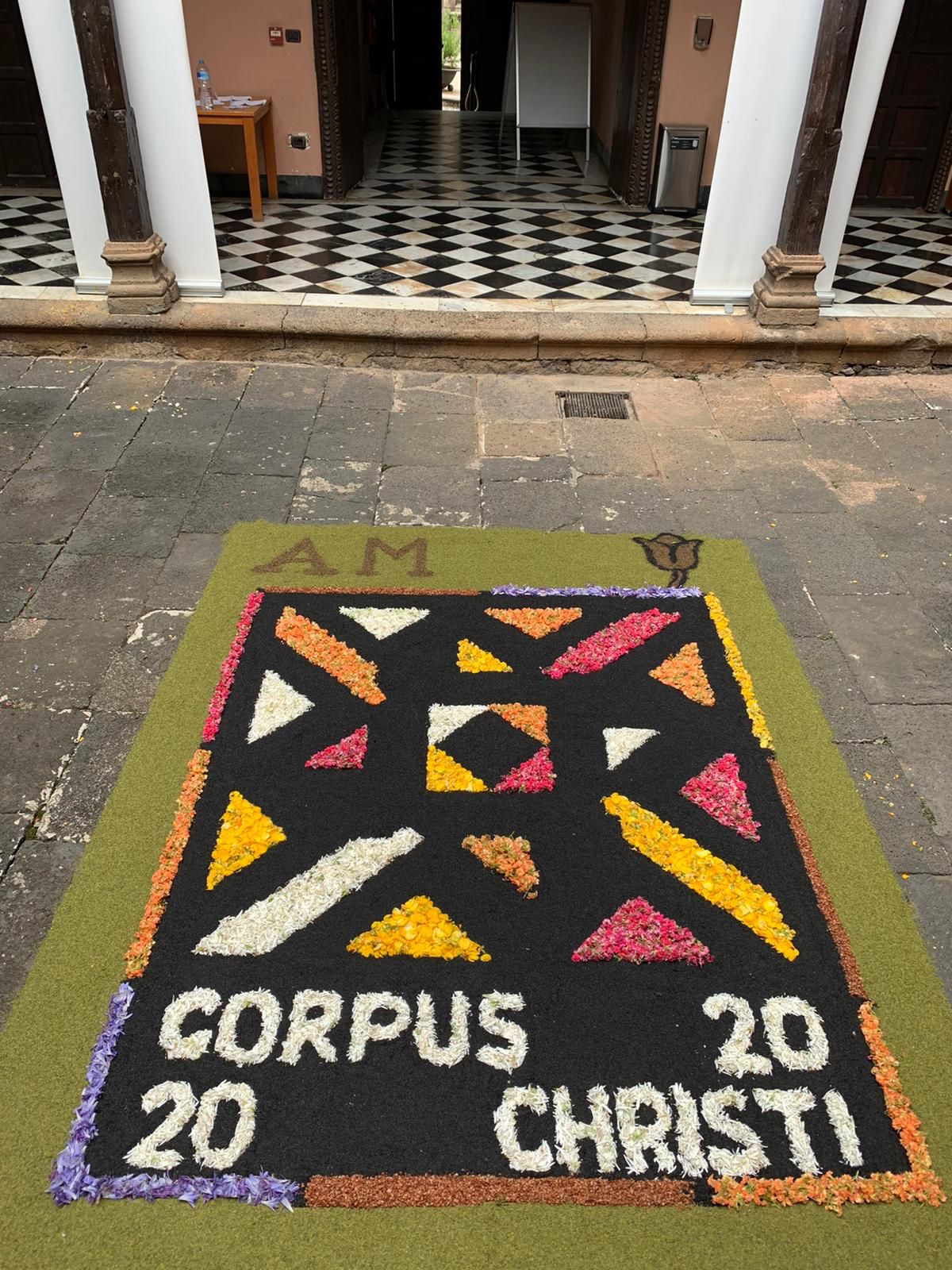 Este año se podrá disfrutar en La Orotava del ‘Arte Efímero en los Patios’ Diferentes enclaves, en el casco histórico de la Villa, contarán con alfombras de flores que podrán ser visitadas entre el 15 y el 27 de mayo
