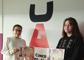 Lucía Moreiras (izquierda), presidenta del jurado del II Certamen Literario “Os Fillos Da Terra” haciendo  entrega del diploma y del premio a Adriana Rodríguez 