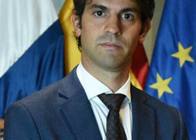 El Consejo de Ministros celebrado el pasado martes 12 de enero de 2021 ha nombrado a Pablo Hernández González-Barreda presidente del Consorcio de la Zona Especial Canaria (ZEC) a propuesta del Gobierno de Canarias y del Ministerio de Hacienda. Así, Hernández se convertirá en el presidente más joven al frente de organismo. El hasta ahora director general de Modernización del Ejecutivo regional, se pondrá al frente de la ZEC en un momento crucial para el organismo como herramienta fundamental para reactivar l