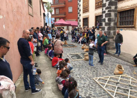 LOS NIÑOS APRENDEN JUGANDO A CONFECCIONAR ALFOMBRAS