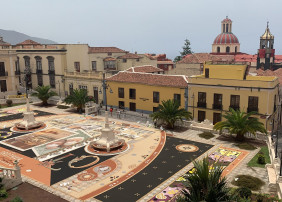 Alfombra histórica con representación de las dos modalidades del Arte Efímero villero