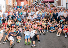 LOS VECINOS DE LA CALLE DOCE DE OCTUBRE VUELVEN A CELEBRAR UN ENCUENTRO DE CONFRATERNIDAD CON MOTIVO DEL DÍA DE HISPANIDAD