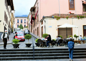 Se permitirá la ocupación de la vía pública en los casos en que sea posible, y se pueda anular aparcamientos frente al negocio