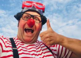 EL OROTAVENSE DANIEL MESA 'ESCONDE' A TOTÓ, EL PAYASO QUE ACABA DE TRIUNFAR EN JAPÓN, A DONDE FUE INVITADO POR EL INSTITUTO CERVANTES, Y AL QUE SIEMPRE ACOMPAÑA UNA GRAN FACETA SOCIAL