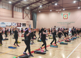 Adultos participando a una clase de baile en el Pabellon Quiquirá