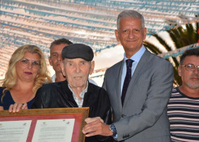 El vecino Paco 'El Galano' da nombre a la Plaza del barrio de  La Luz 