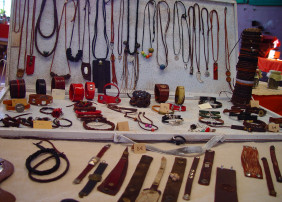 El Mercadillo Valle de La Orotava cuenta con una artesana del cuero desde 2010