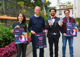 Alcalde y concejal con cartel del MagicDay