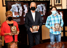 El libro, que ha sido editado por la corporación orotavense, es un reconocimiento a la figura del docente e historiador de origen granadino, que desarrolló la mayoría de su vida en la Villa