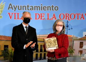 El Ayuntamiento de La Orotava acogió en la mañana de este miércoles [10 de marzo] el acto de entrega del Premio Artesanía y Patrimonio Villa de La Orotava 2020, un evento que se enmarca dentro de la celebración de la tradicional Feria de Artesanía de Pinolere pero que el pasado año no se pudo celebrar con motivo de la actual situación sanitaria generada por la pandemia. Esta distinción pone en valor aspectos importantes para conservar nuestro patrimonio material e inmaterial en sus diferentes modalidades.